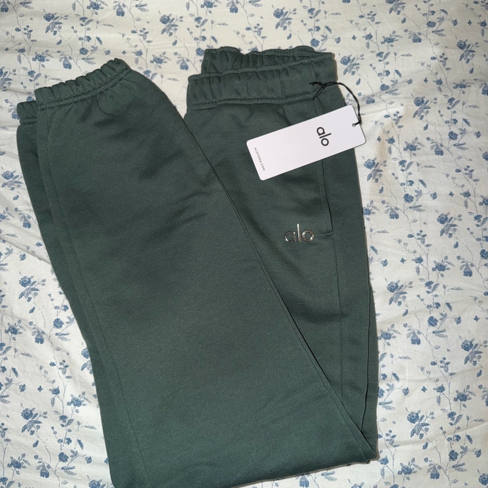NWT Alo Accolade green joggers